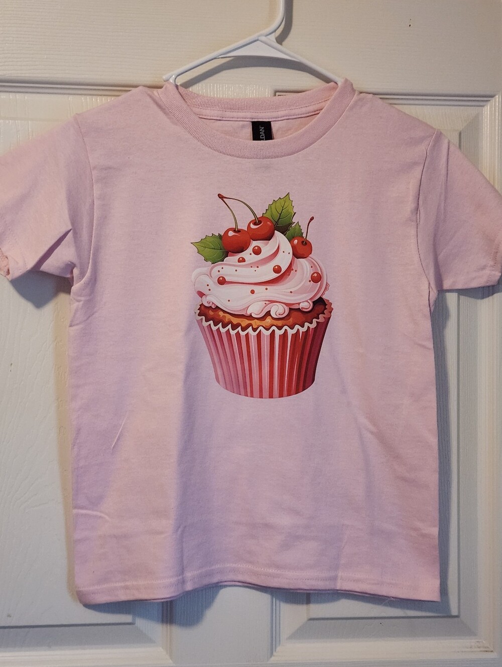 GURLS "CUPCAKE" TSHIRT, NWOT
